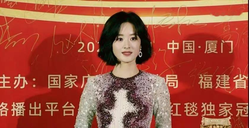 赵丽颖这一次怎么在颁奖这场合整了个这么老的发型呀？ ​​​