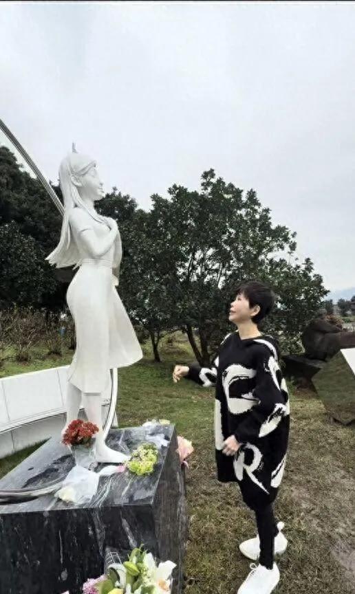 詹雅雯那一跪，如重锤般敲击在人们心间，跪出了人间最深的思念。在舞台上，她身姿缓缓