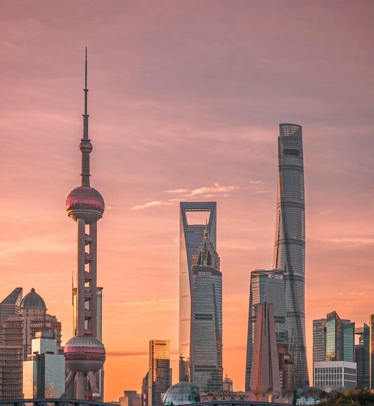 打从闺女在上海安家落户，我和老伴儿就紧盯沪上的房市。房价一直在跌，咱们心里有数，