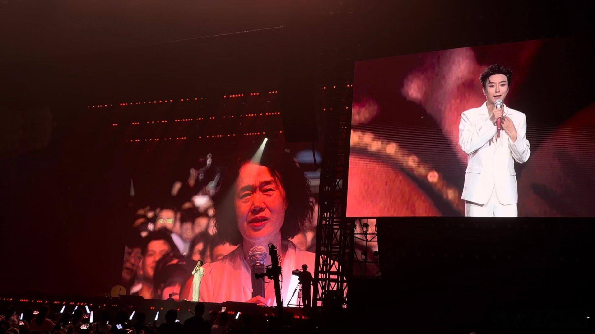 李玉刚给33年前的班主任下跪 李玉刚演唱会哭到唱不下去 被演唱会现场狠狠破防，李