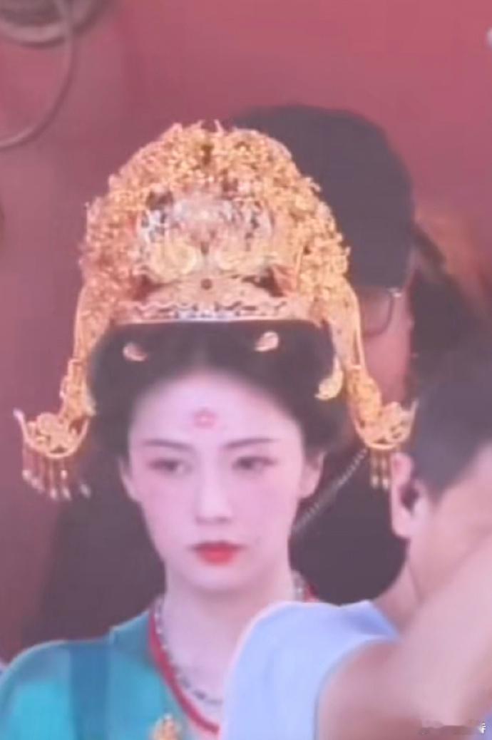 白鹿《莫离》叶璃大婚路透，妆造高贵大气，太喜欢了！ ​​​