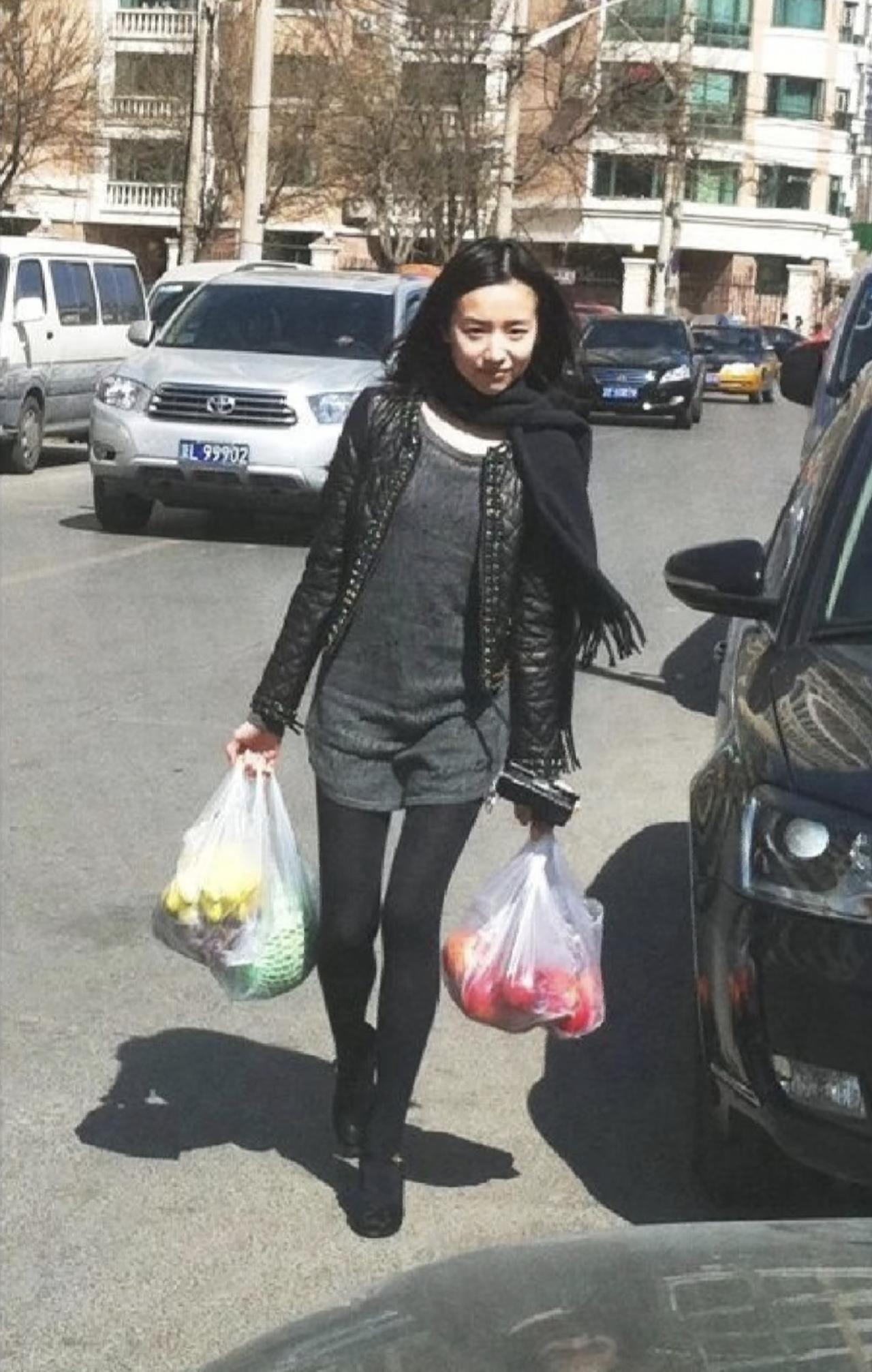 2011年，董洁两手提着水果，走在老式小区的路上，脸上带着淡淡的微笑。

那时，