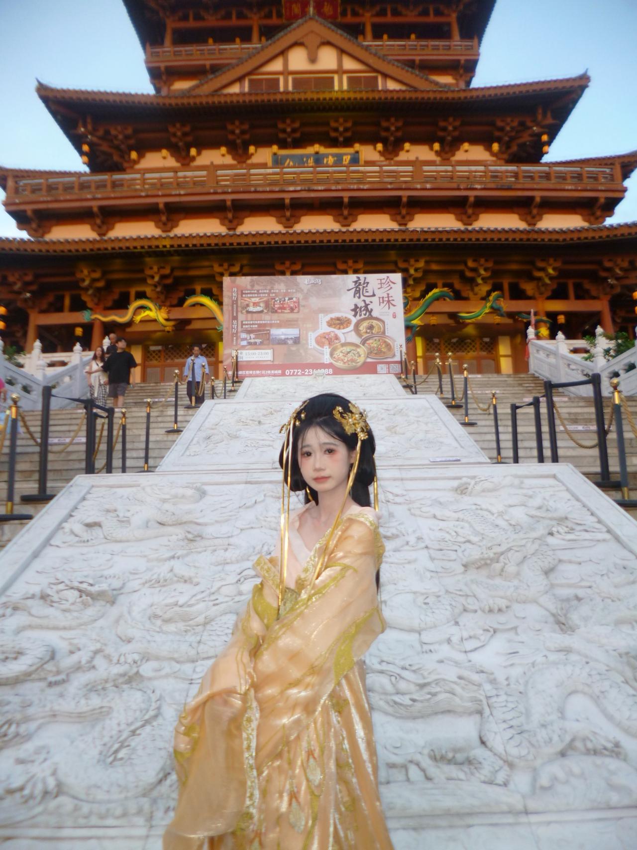 古镇的黄昏，小女子册册来迟。找我拍照片CCD随拍了几张战国袍的美太权威了 城墙古