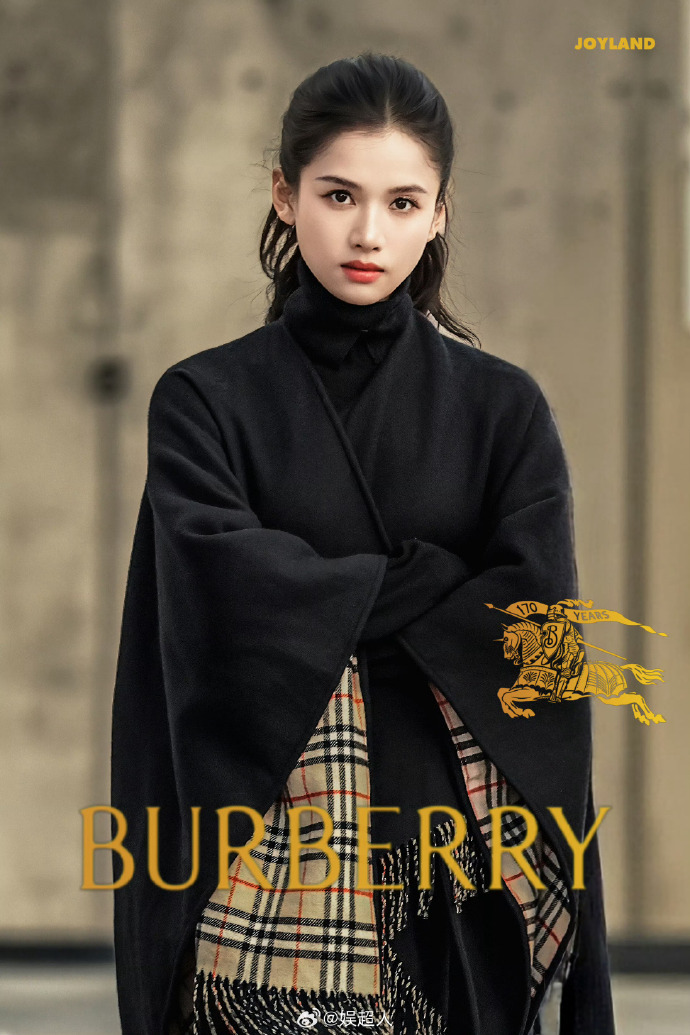 张婧仪真的很懂披肩美学，新图造型慵懒贵气，宽大披肩衬出优越骨相，气质拿捏稳稳的张