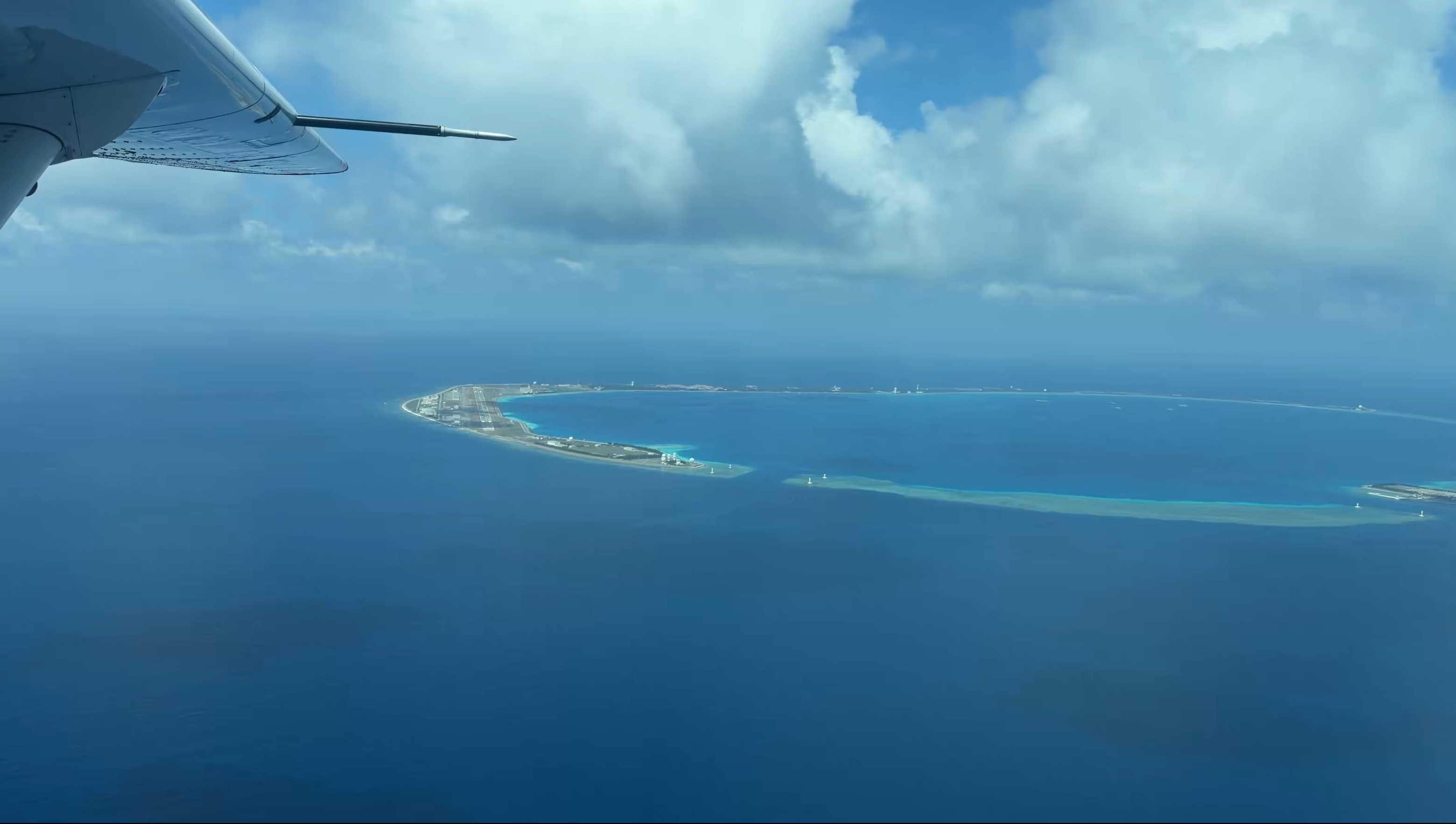 3月20号，菲律宾海岸警卫队1架巡逻机搭载菲律宾海景卫队发言人、菲律宾官员以及记