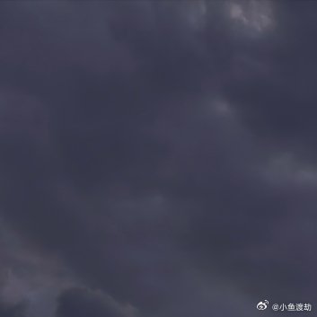 关于“懂事”的代价小时候摔跤，总要看看周围有没有人，有就哭，没有就爬起来。现在摔