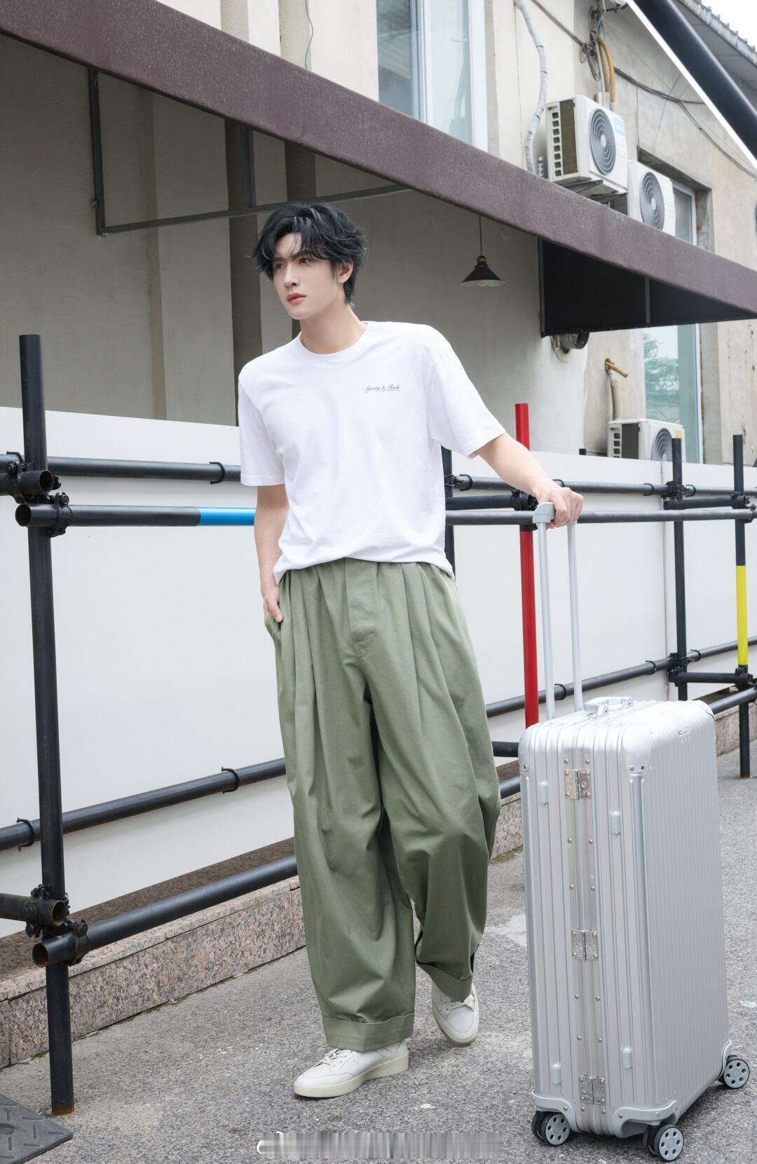展轩最新营业，Sporty & Rich白色T恤搭配RIMOWA行李箱，清爽白T
