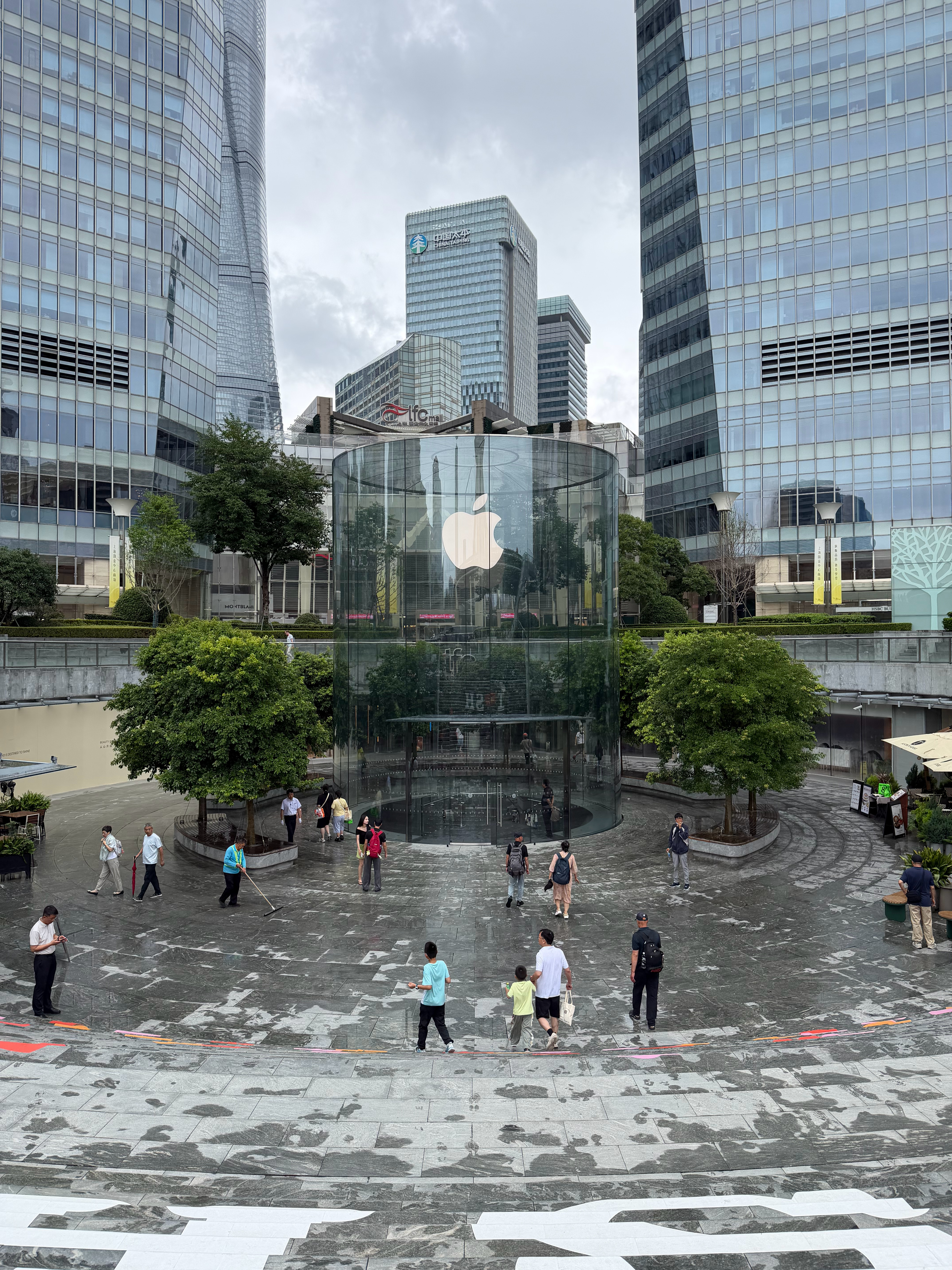 Apple浦东焕新开幕两周年了，新玻璃真透亮❤️2024年6月18日Apple浦