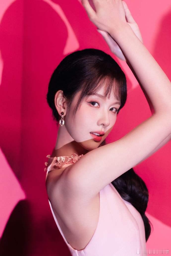 陈都灵星光大赏官宣照每次看到陈都灵的表演，心中总是满满的期待。她的实力和魅力无可