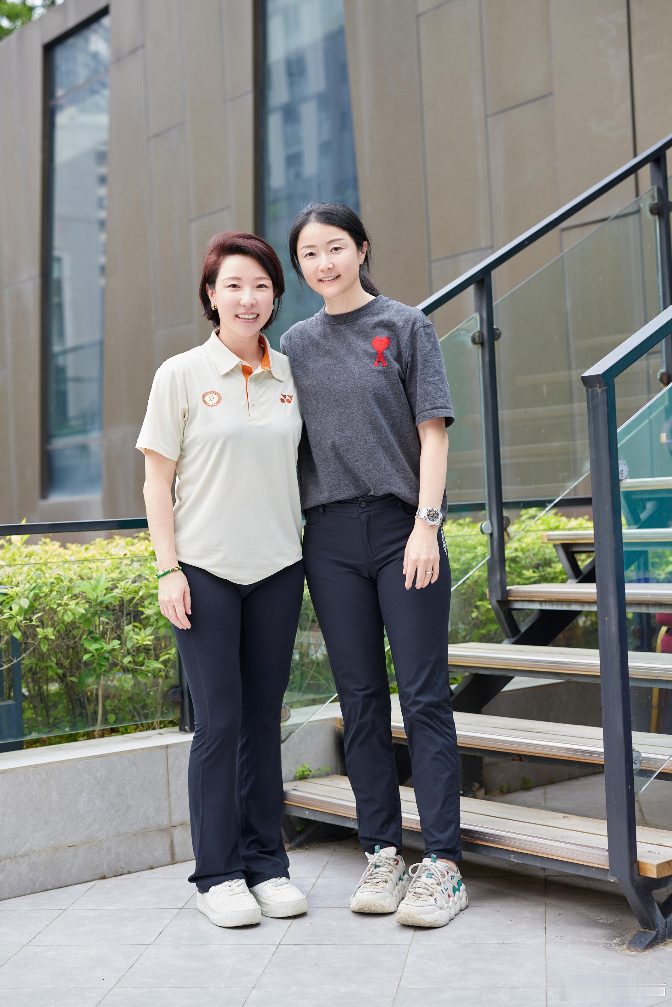 大满贯冠军郑洁和晏紫再度同框，笑容绽放，美美的！摄影：记者 李建艺#网球##中国