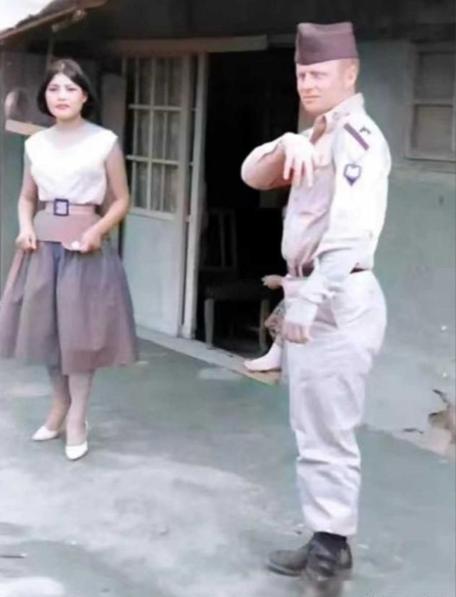 1952年，朝鲜半岛，一名南朝鲜女子给两名美军做完服务后，正当着老公的面热情地送