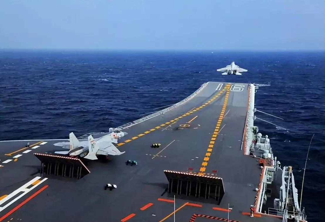 热烈庆祝中国海军福建舰入列。中国还要大力建造航母，在勃海湾、东海、南海都要有航母