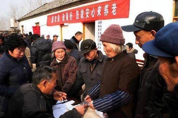 可别嫌少哇.年年涨就好......凤凰新闻【中央定调：上调2026基本养老金，这