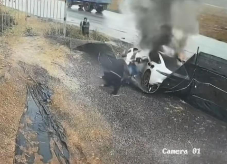 新能源车起火白衣货车司机砸窗救3人 2月4日一则有关新能源车事故后起火，一位白衣