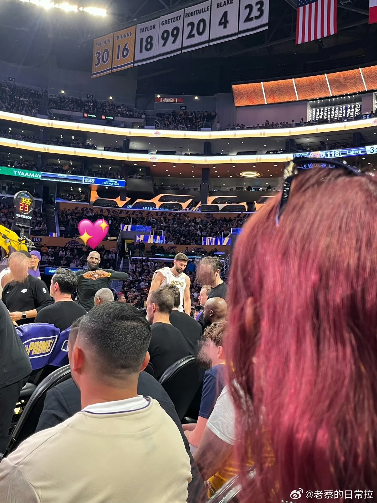 宋雨琦被詹姆斯比心 宋雨琦现身湖人主场观赛，被詹姆斯主动比心+wink，红发造型