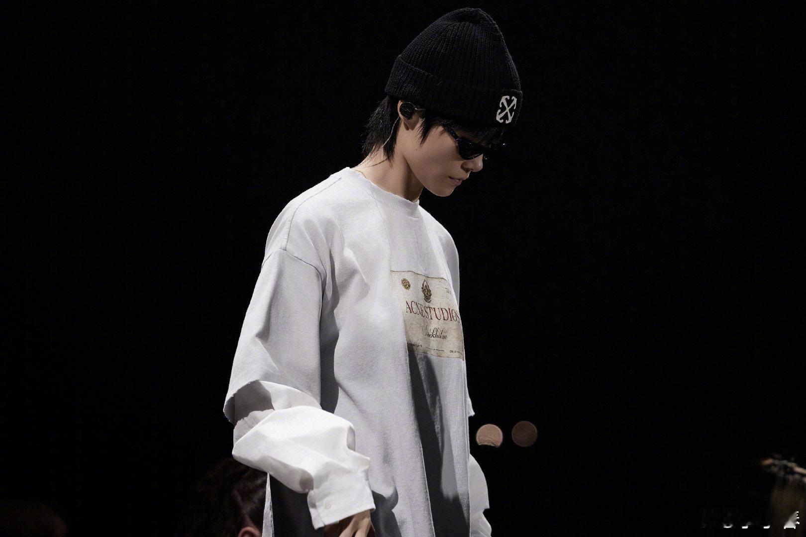 李宇春 跨年彩排各就各位 李宇春已到达跨年晚会的彩排现场，一切就绪，各就各位，我