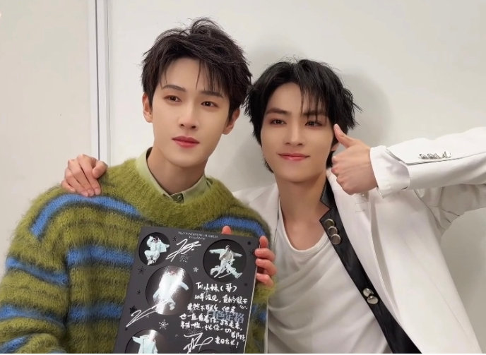 肖俊给李昀锐送了威神v专辑李昀锐肖俊跨年后台合照 1月8日，发了李昀锐跨年vlo