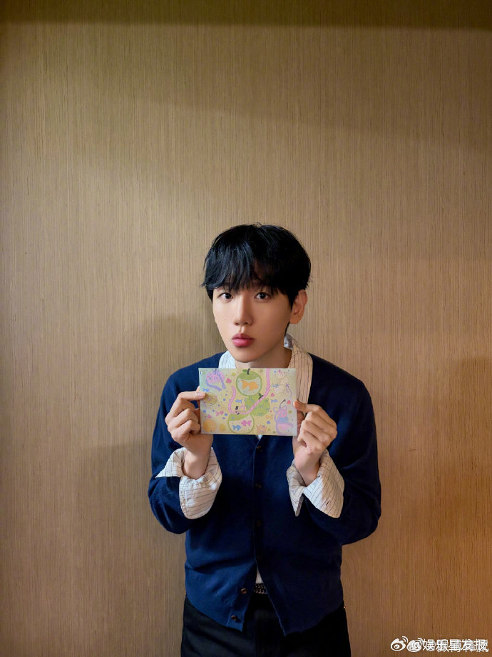 边伯贤拍照认证中粉的信 这波真的双向奔赴了！边伯贤拍照认证了中粉的信