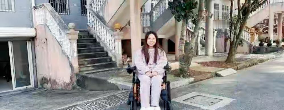 浙江95后女孩李菜菜患不死癌症，瘫痪在床，家人放弃让其自生自灭！女孩不认命，坐着