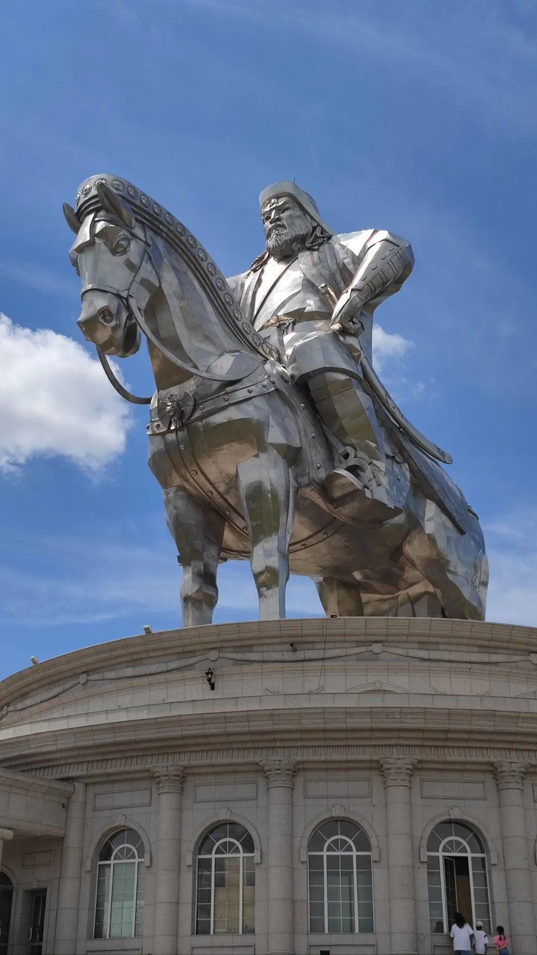 为啥成吉思汗要攻击俄罗斯？俄罗斯的历史是如何记载这件事情的？

成吉思汗要打这里