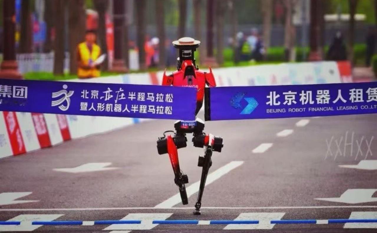 4月19日，2026北京亦庄人形机器人半程马拉松圆满结束，荣耀齐天大圣队自主研发
