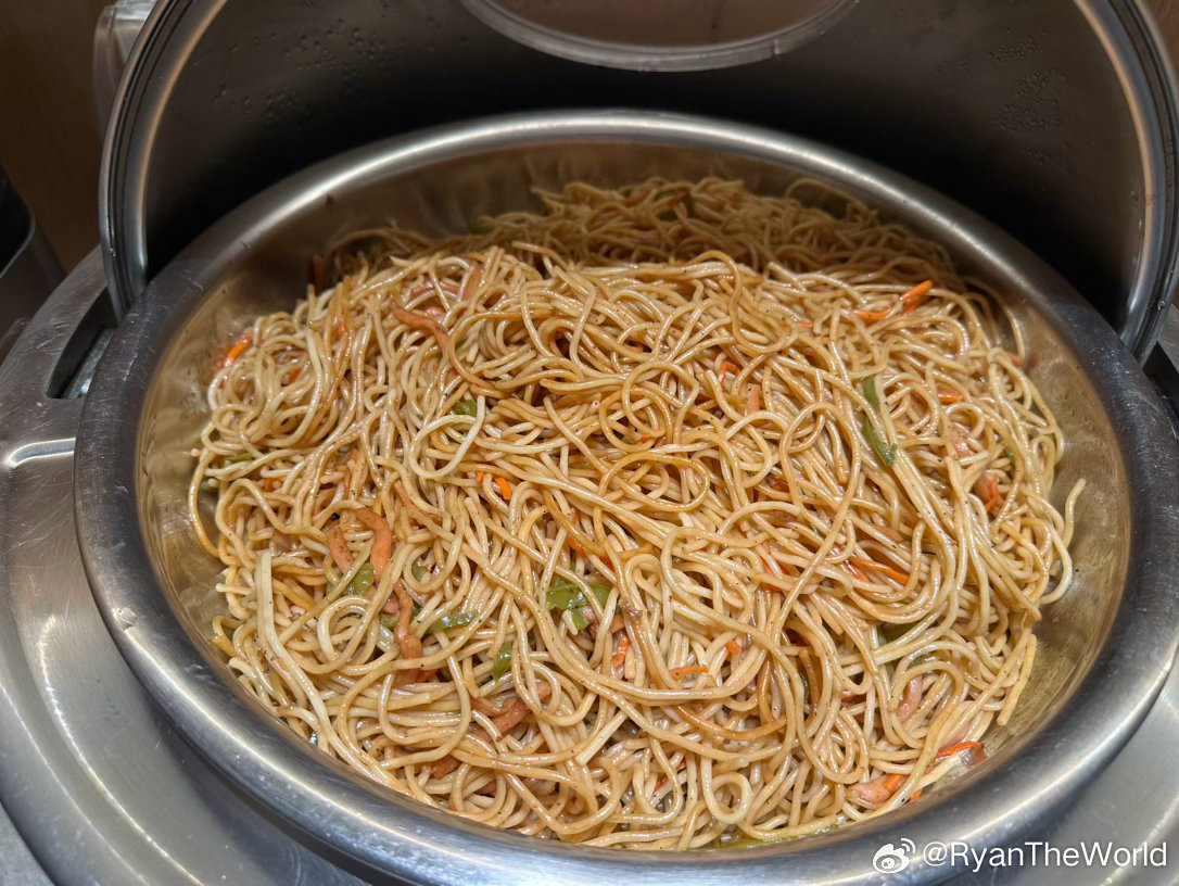 早上五点就出发机场了[笑cry]来卫星厅深航休息室吃个早饭[努力]今天简单国内两