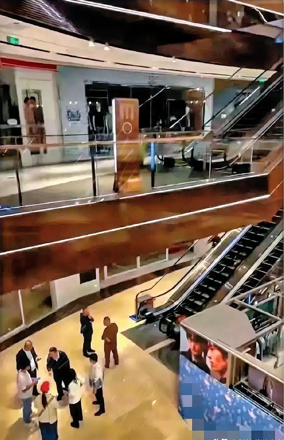 4月18号万达广场那个女人的纵身一跃，直接把我干沉默了。
商户叹息着道了句“当场