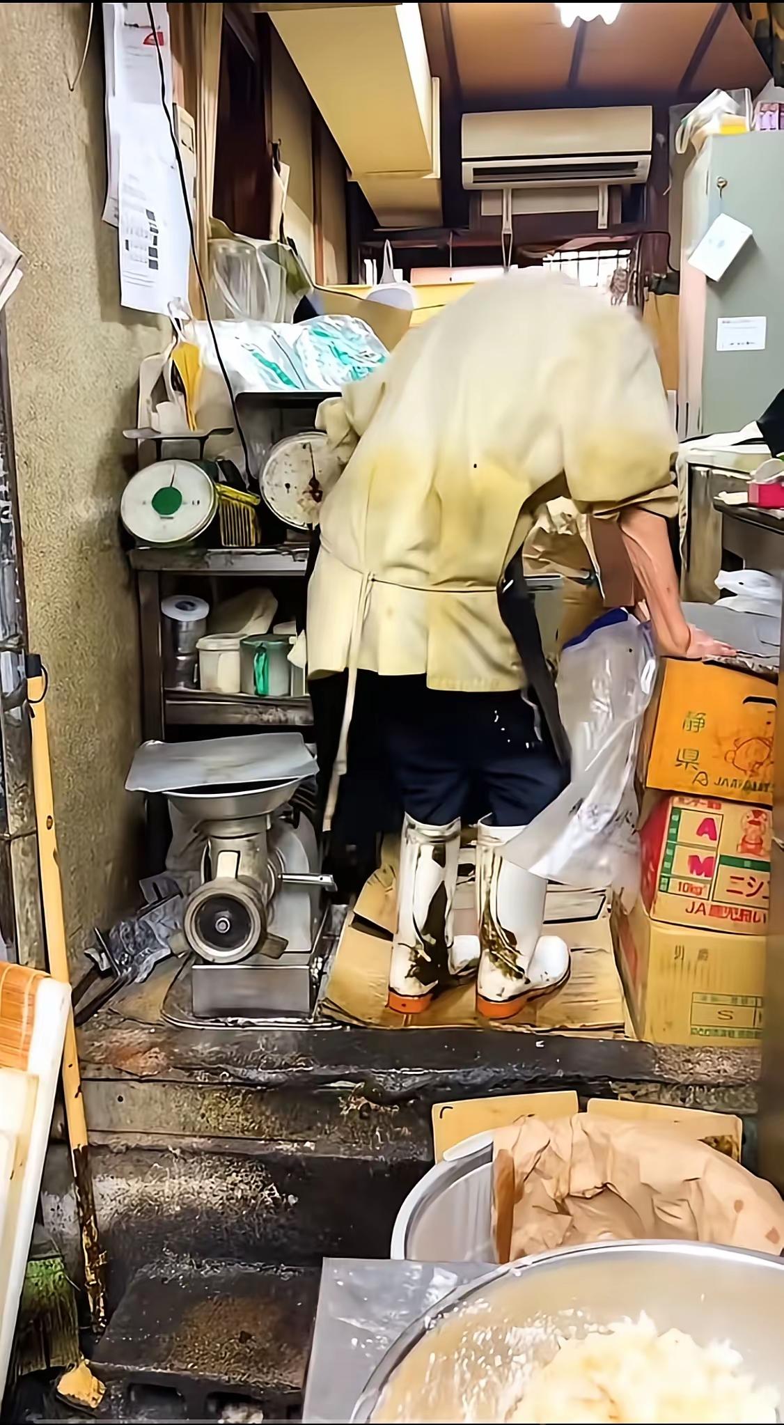 这个厨房的环境跟阿三家比，不分伯仲啊！他们都这把年纪了，还在搞餐饮，你觉得能干净