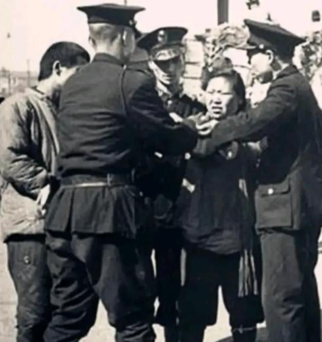 1937年，北平沦陷后，29军军长宋哲元的姨太太被日军抓获。她怀着身孕，却被强行