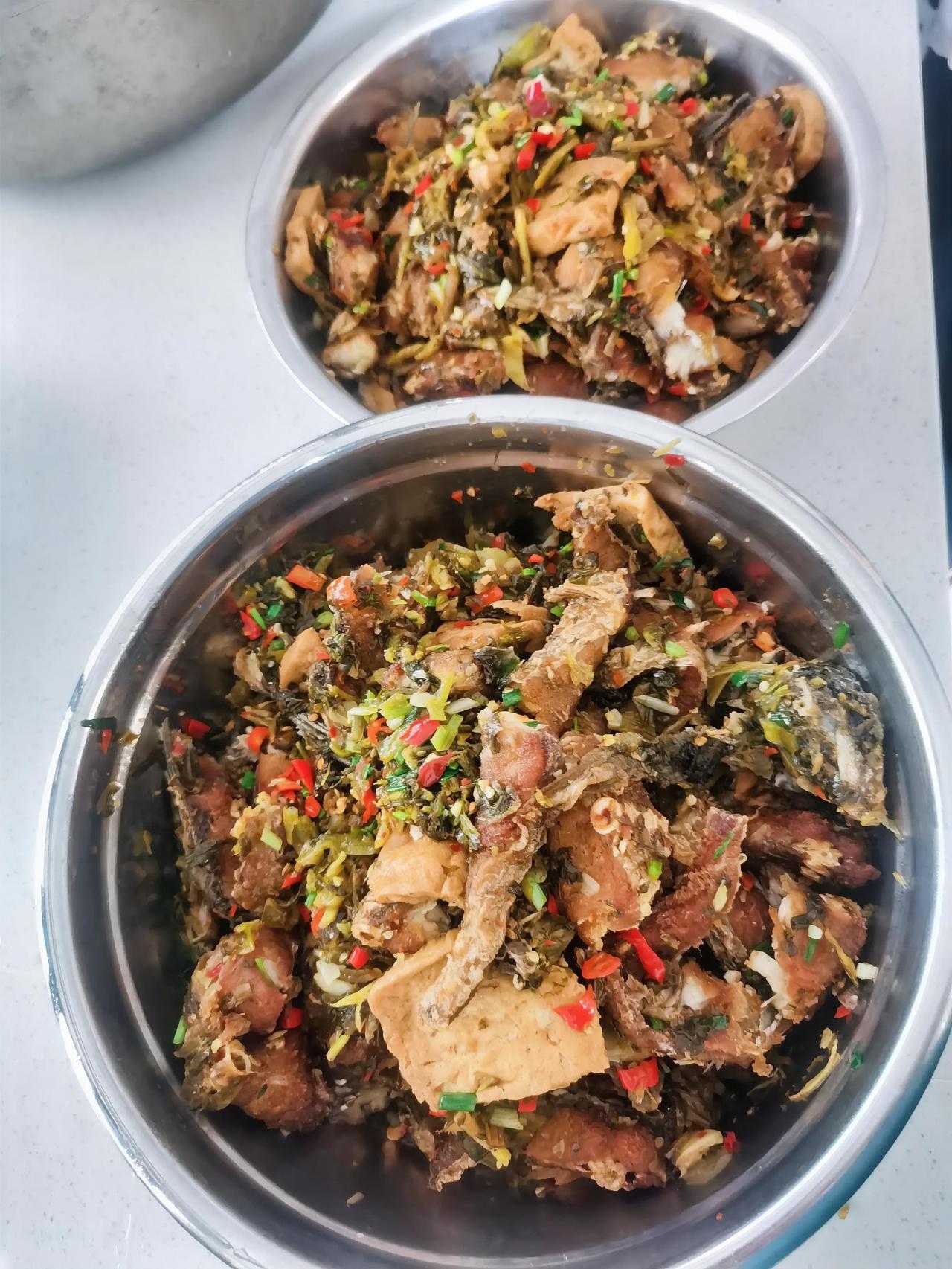 现在的90后，00后吃东西吃得太怪，鸡、鱼、鸭、排骨等，要炸得金黄酥脆，干巴巴的