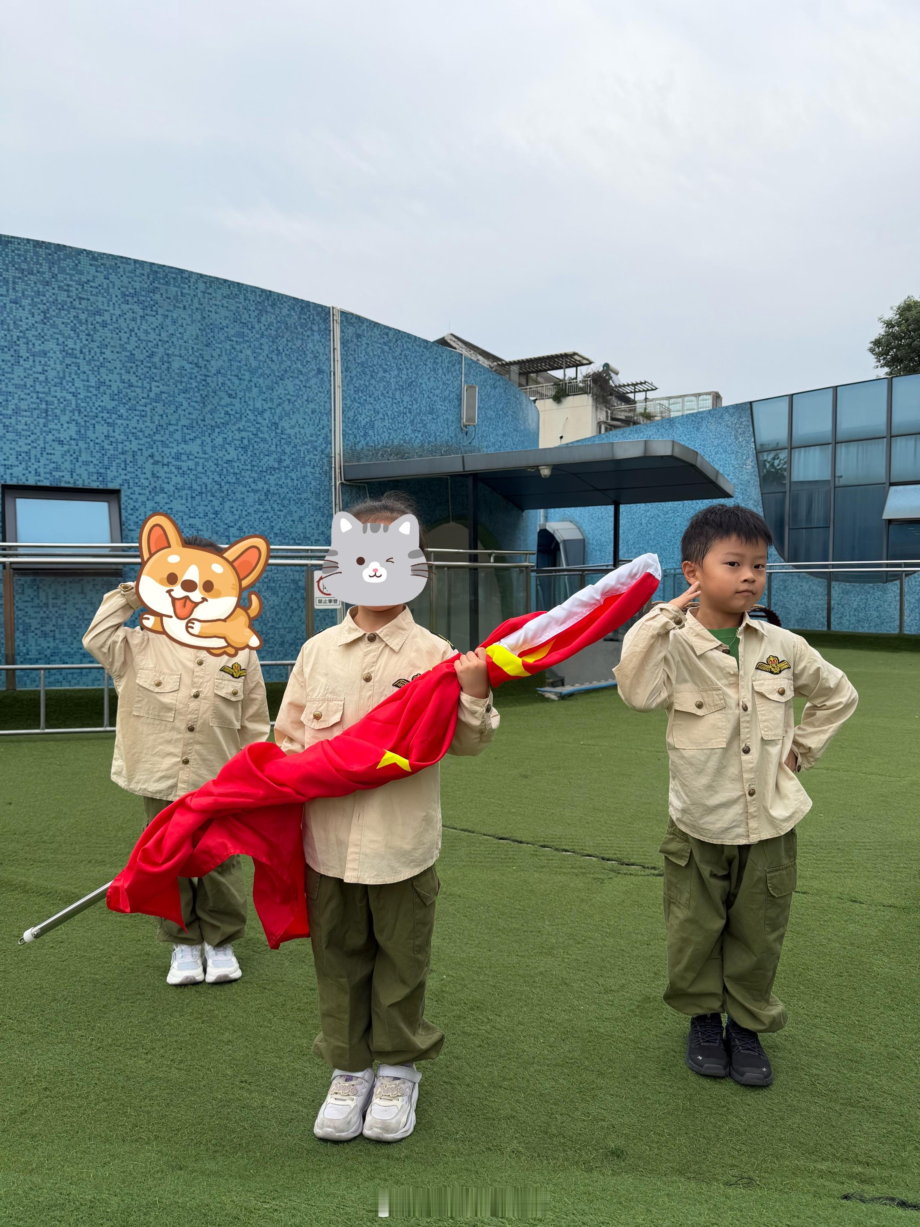 今天恩恩心情很好因为当了护旗手穿了制服小朋友们夸他帅肥恩最喜欢别人夸他帅只要一夸
