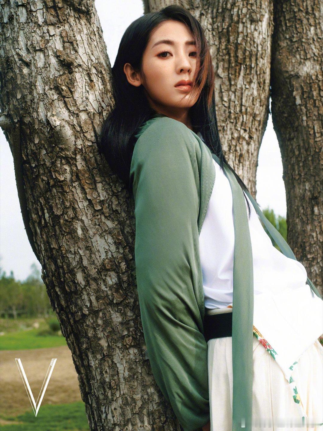 邢菲有恶女那味了 邢菲的新造型太惊艳！慵懒中带着漫不经心的冷，疏离感十足，“恶女