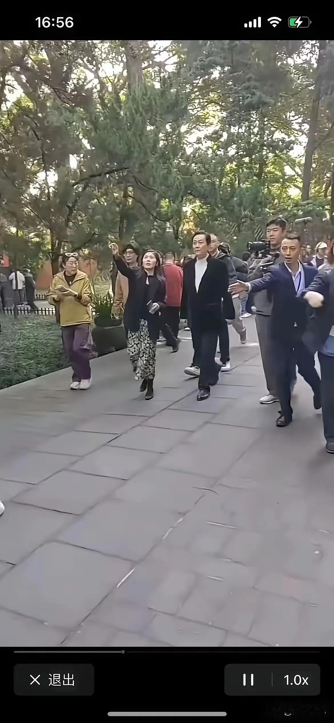 唐国强老师是一位家喻户晓的明星，近日因为参观某地工作人员借道引发争议。其实，我们