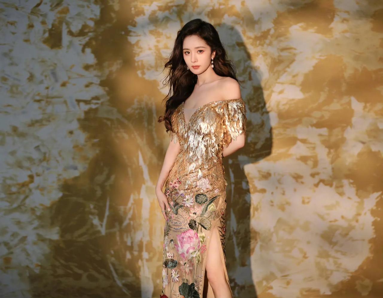 杨幂这次真的是回到了颜值巅峰时期！

杨幂这次的服装造型真的很美，话说妆造美很容