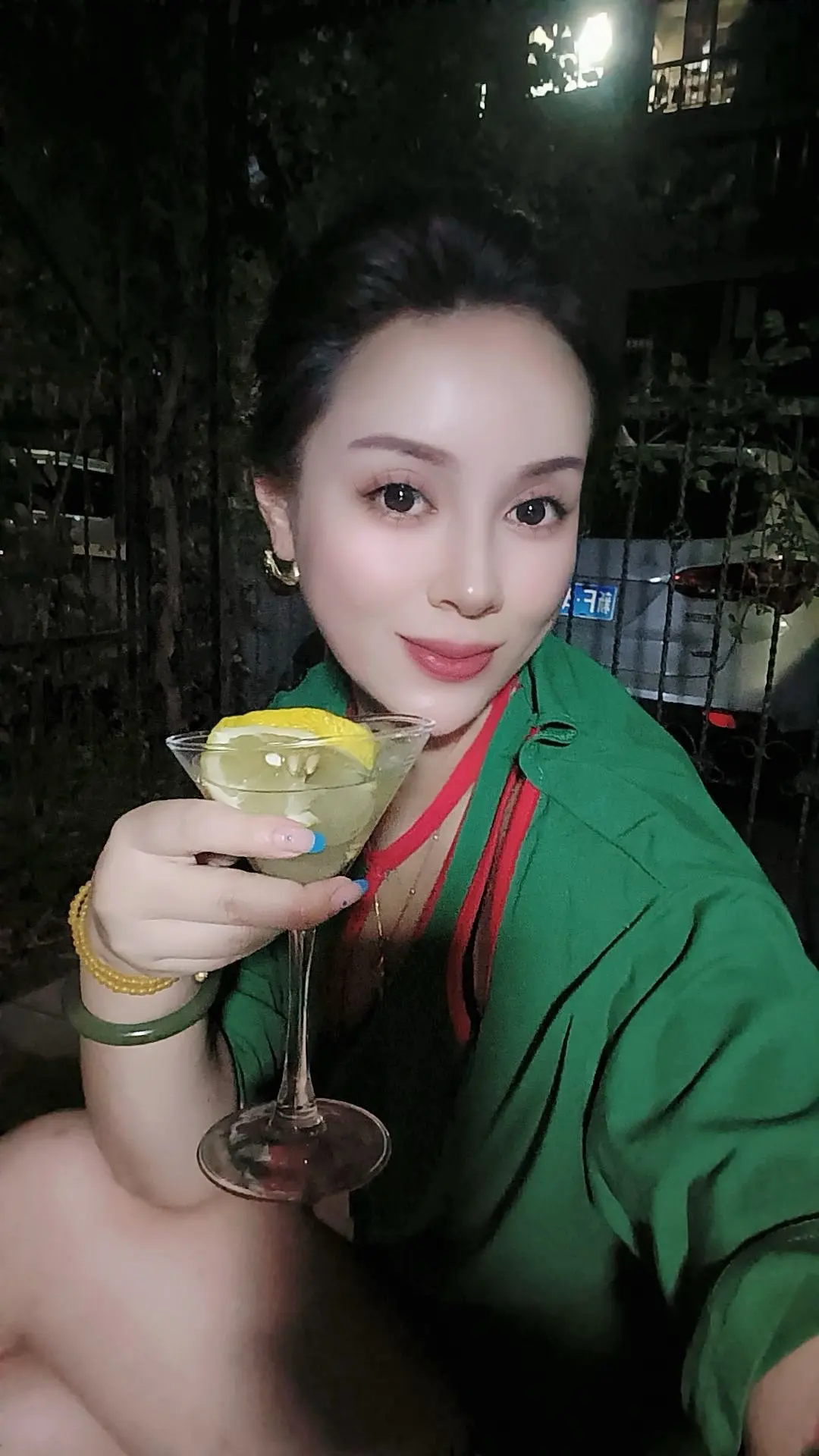 人的一生，除了发自内心的幸福和盗不走的健康，其余的没有什么是值得炫耀的。