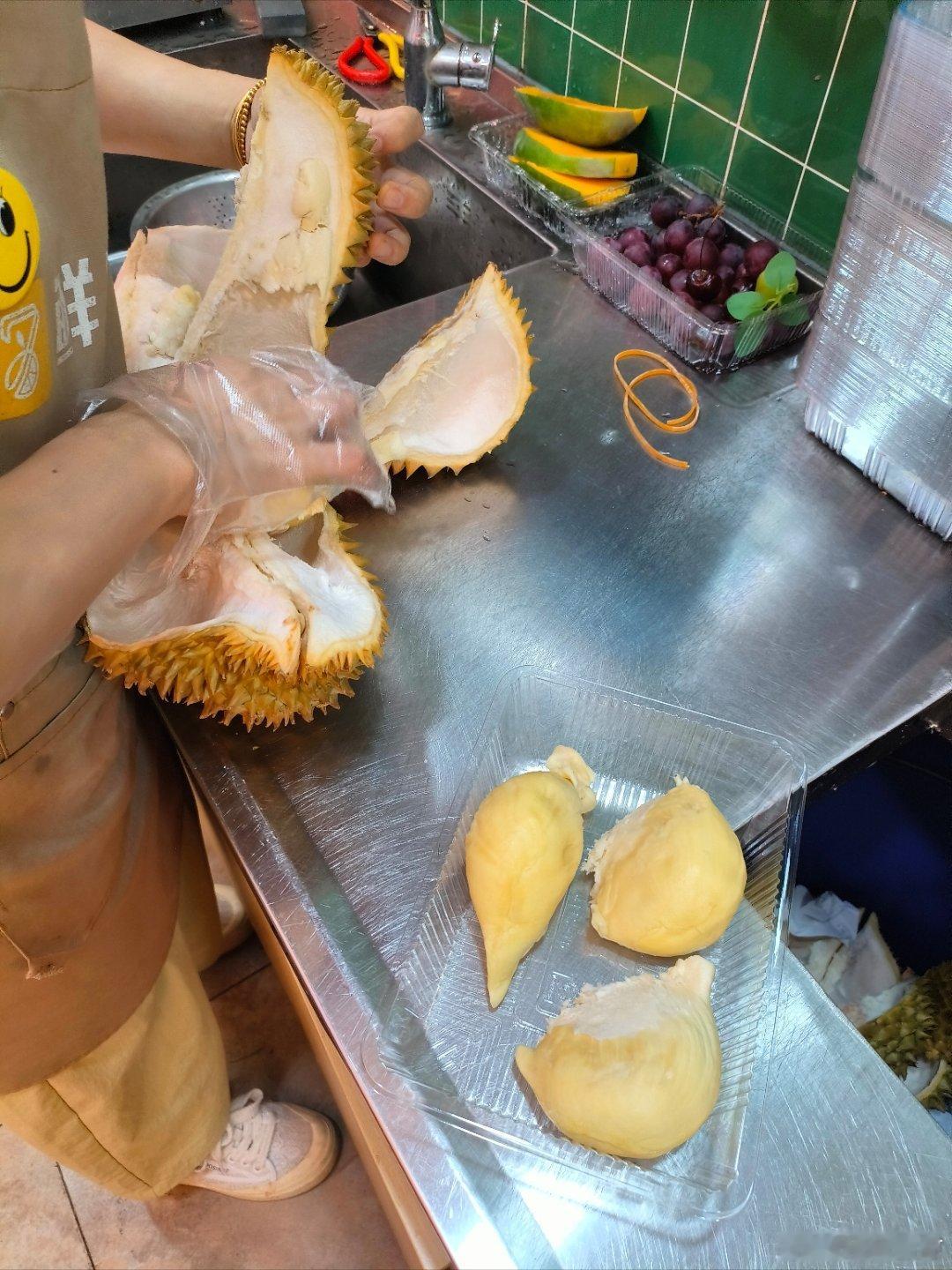 吃完的榴莲别急着扔吃完的榴莲壳不要扔，全身都是宝，榴莲籽蒸熟，味道像板栗🌰一样