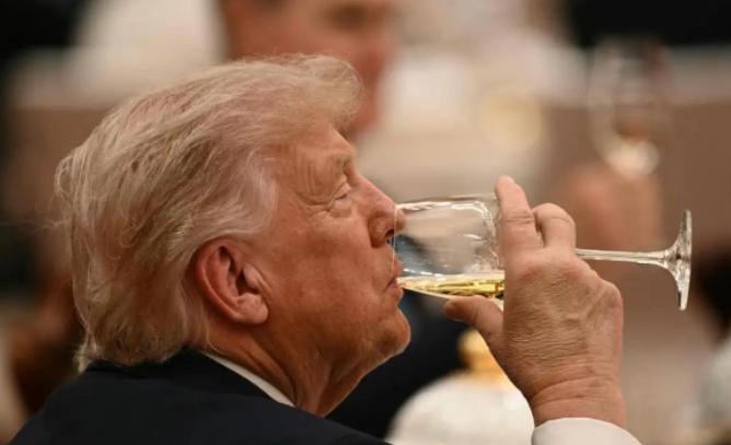 距离下一轮中美峰会只剩不到六周，按理说这会儿白宫应该灯火通明、文件满天飞，结果呢