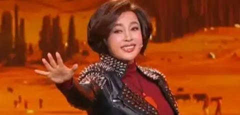 杨澜直播卖书，不是没人看，是看的人太多，平台都卡顿了。
别再拿三年前的冷场当新闻