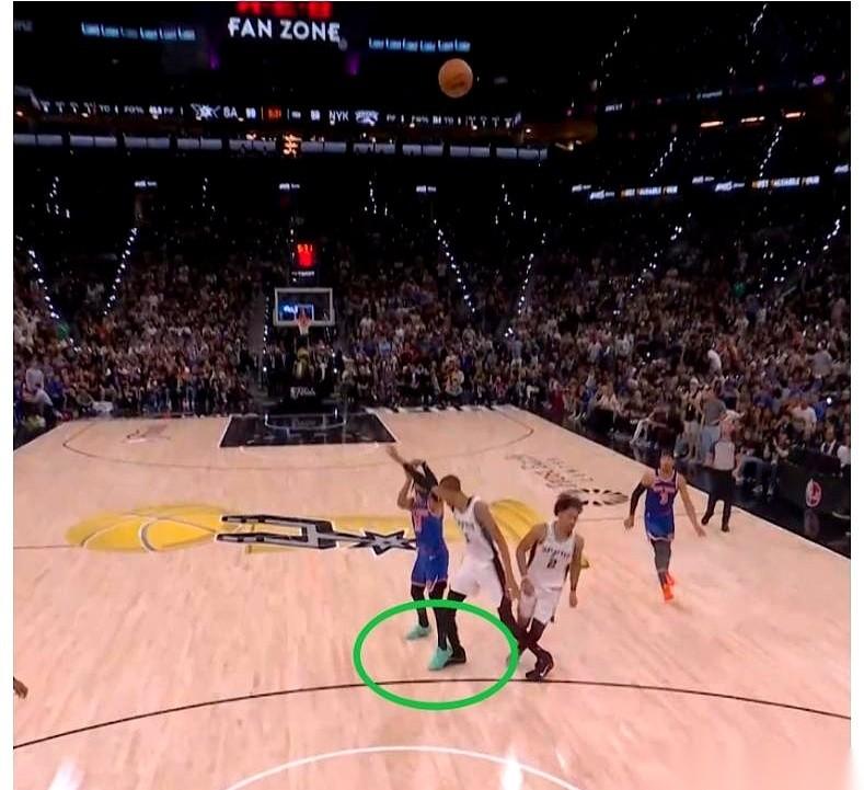 NBA总决赛，第五场，马刺主场。球场上，汗水和拼抢是真的，可裁判的哨子，却透着一