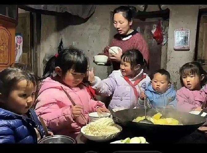 云南昭通95后女子小叔子妻子因病去世，她辞去城里工作，回农村把小叔子家3个孩子接