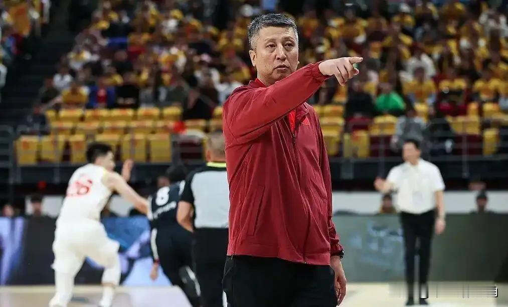 郭士强的战术安排确实存在明显问题。

两次面对韩国队，他坚持使用效果不佳的三后卫