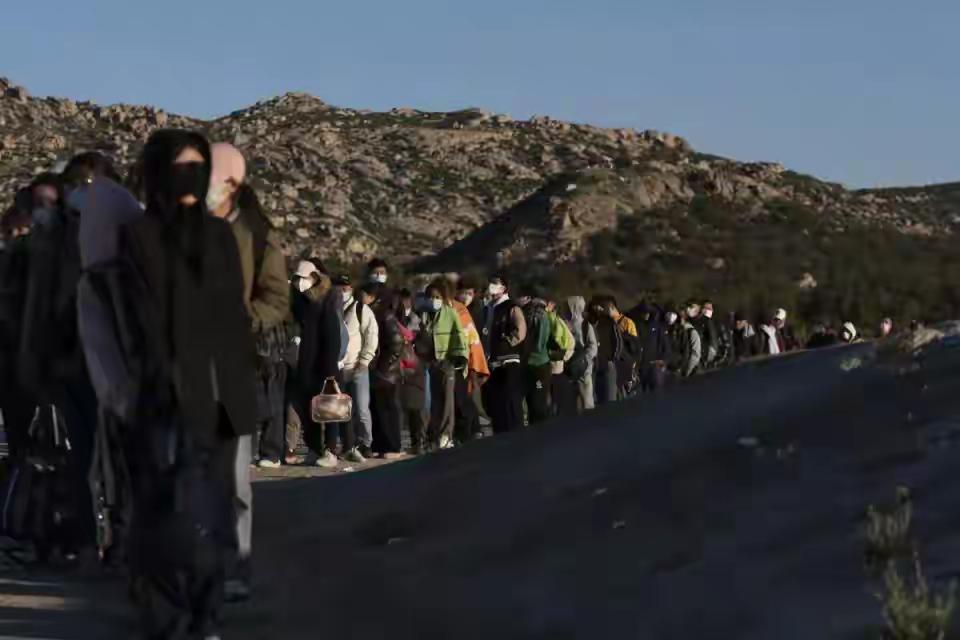 美国要遣返“中国脸”

这回，那些“润”去美国的人，恐怕要坐不住了。

美国移民