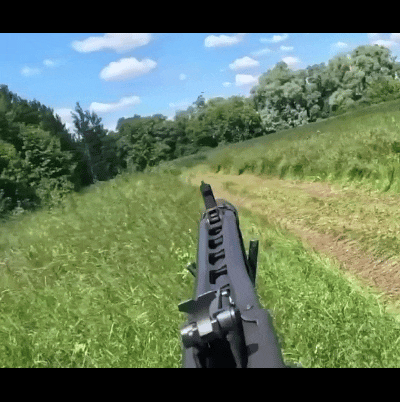 乌军士兵操作德制MG3型7.62毫米机枪打了两个点射，打爆了一架俄军无人机。这个