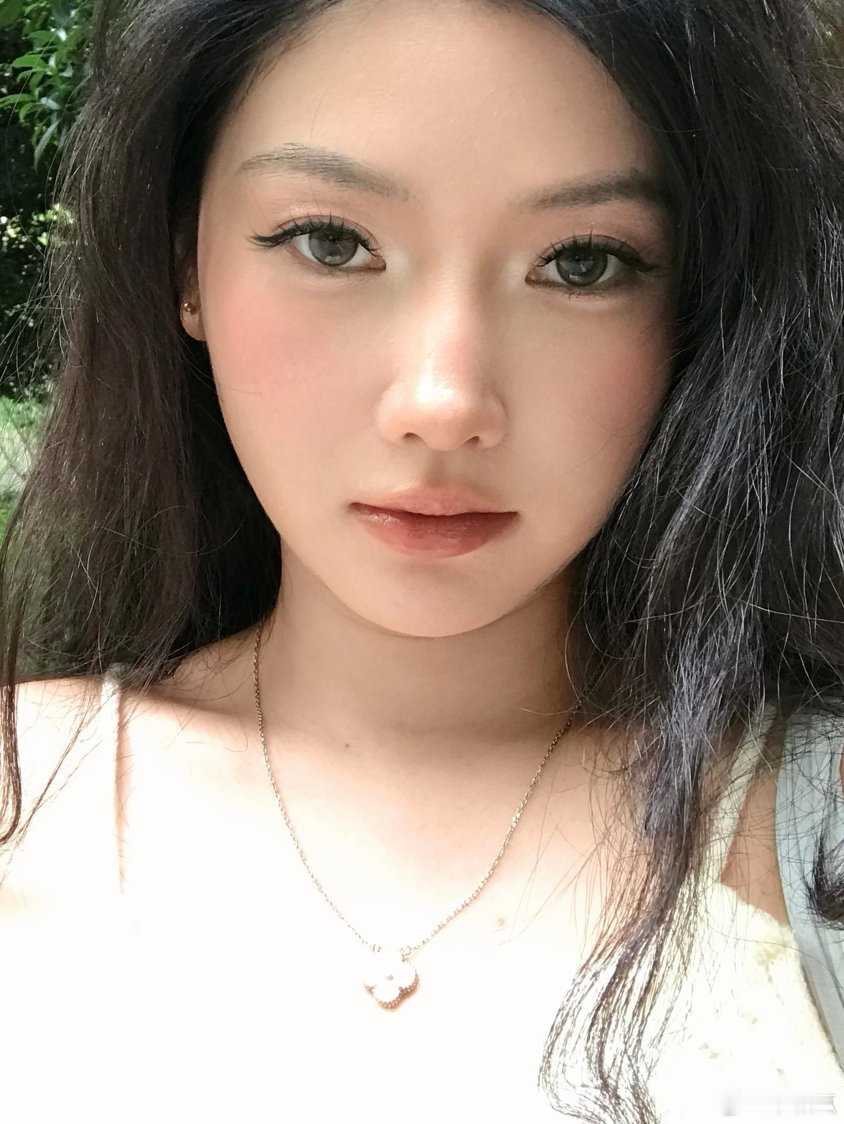 我觉得huda beauty这个腮红值得买一下超级可爱的包材！如果所有液体腮红都