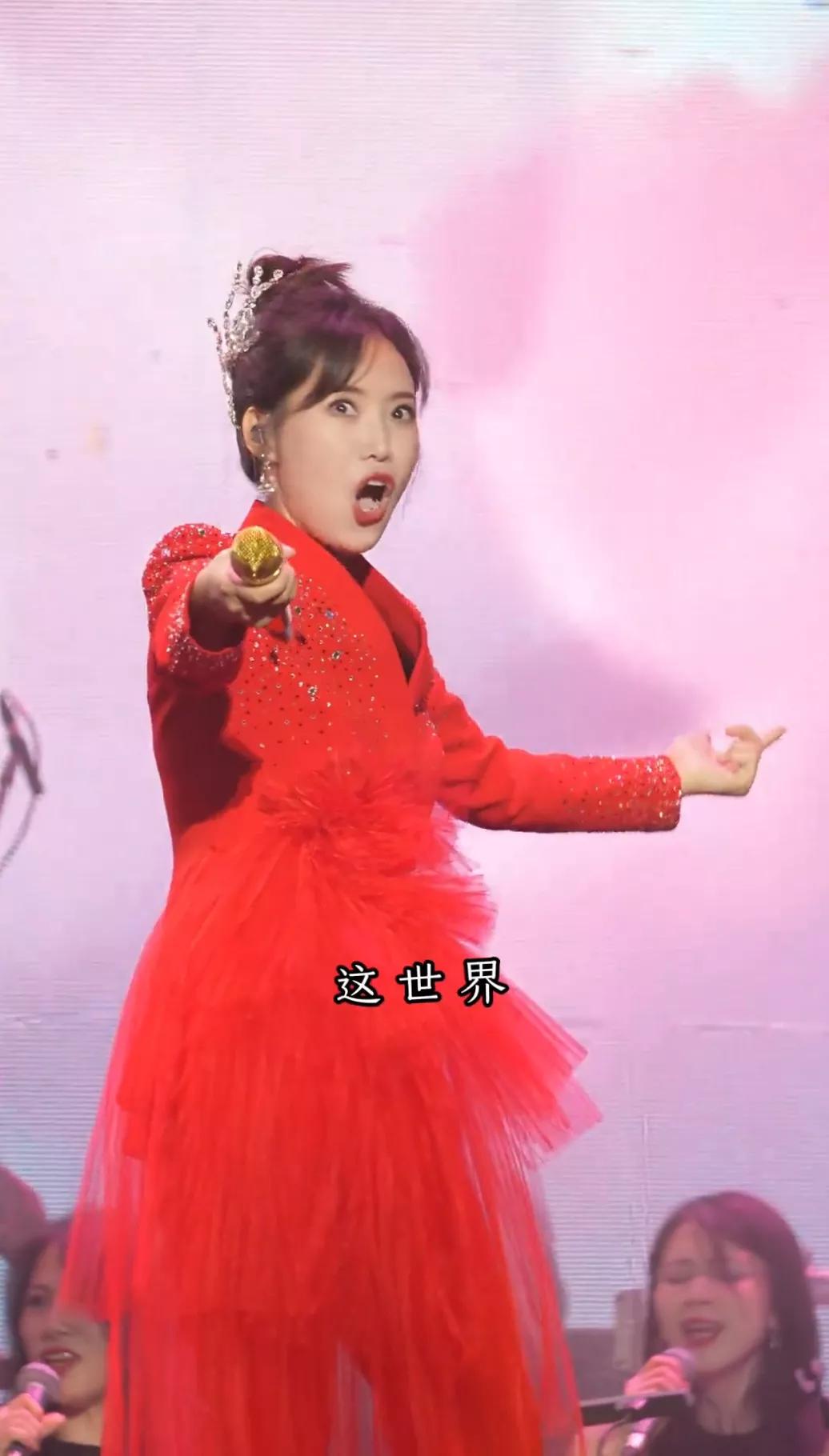 云朵昆山演唱会被观众大合唱的声音震撼到，忽然下跪致谢粉丝！这丫头真性情啊，魄力，