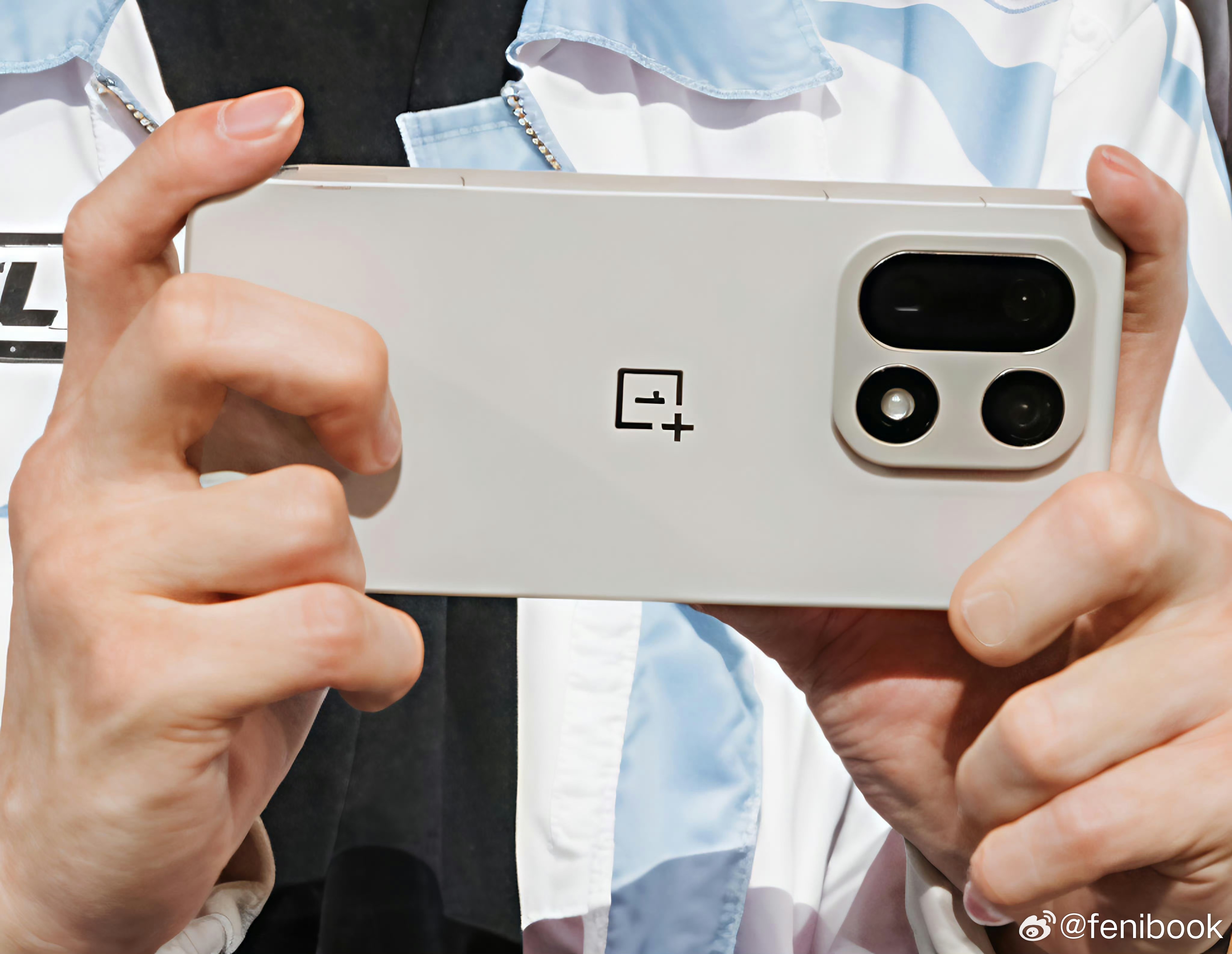 一加15来了，这外观设计继承了一加13T，说实话，真像谷歌Pixel 10 Pr