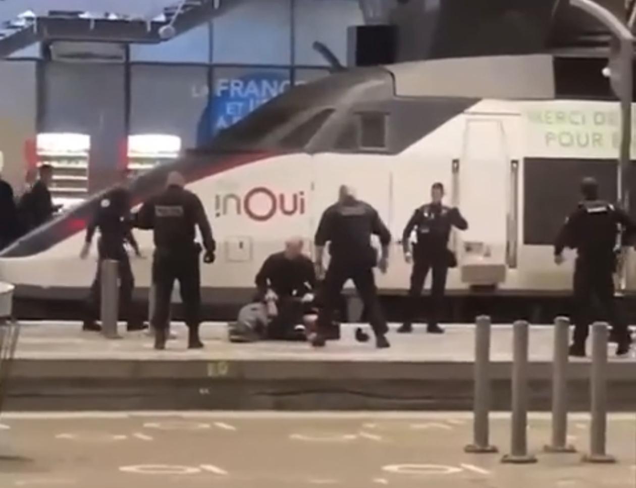 正当法国人纪念发生在2015年的重大恐怖袭击时，巴黎蒙帕纳斯火车站又发生一名男子