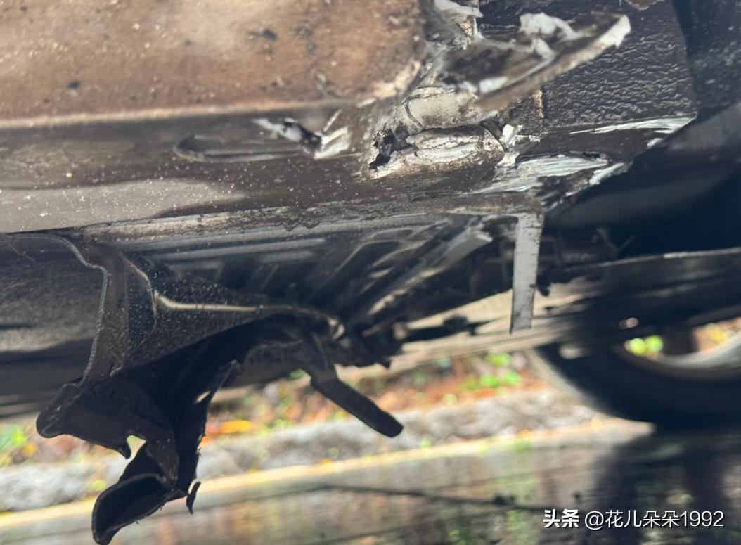 天塌了！小区花岗石被压翘起来了，电池彻底报废了吧？
救命啊，挂到底盘下的电池了，