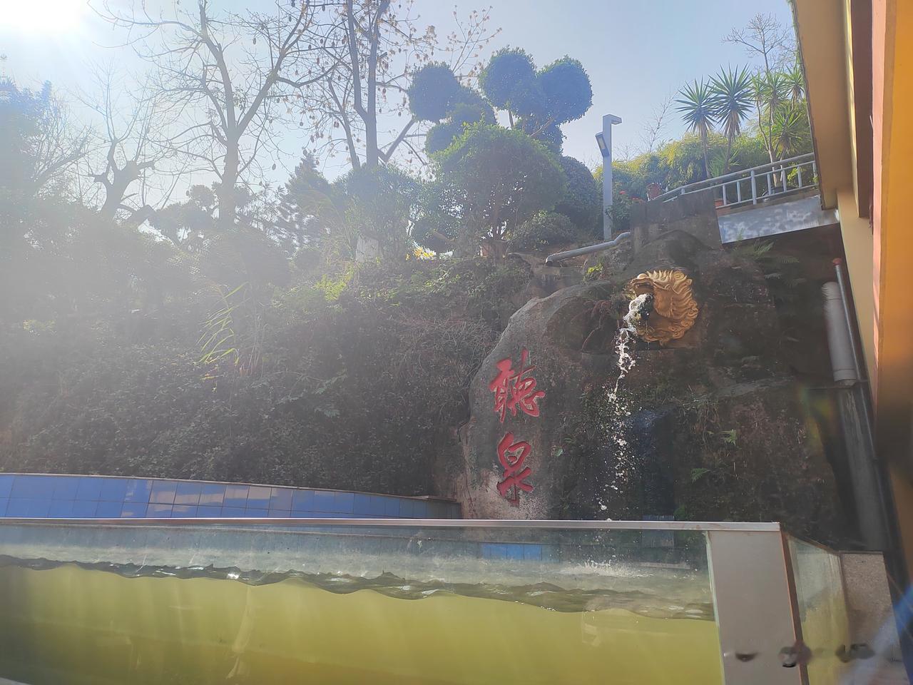 风来山不动，
下联：船去水回留！