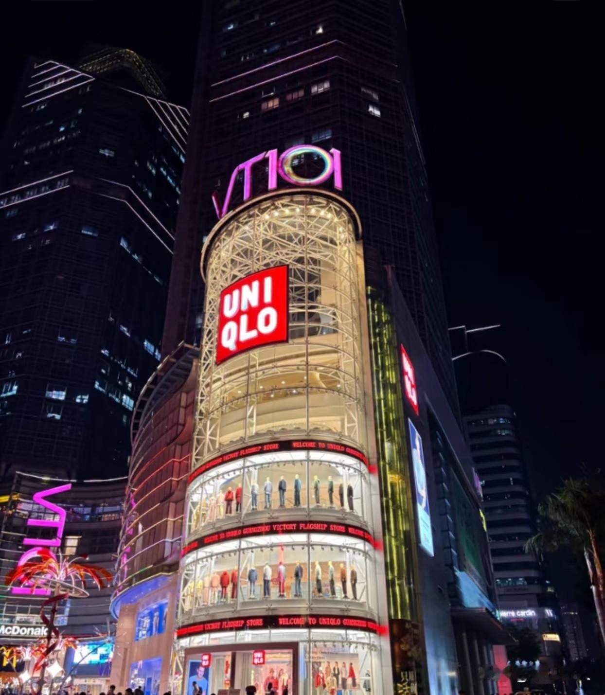 优衣库在上海淮海中路那家全球旗舰店，是官方认证的全球最大。广州维多利广场店是“华